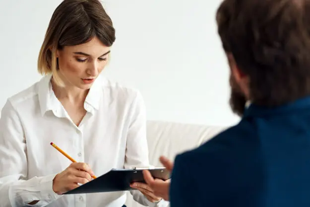 4 Benefits of Cognitive-Behavioral Therapy a therapist tells a patient the benefits of cognitive behavioral therapy