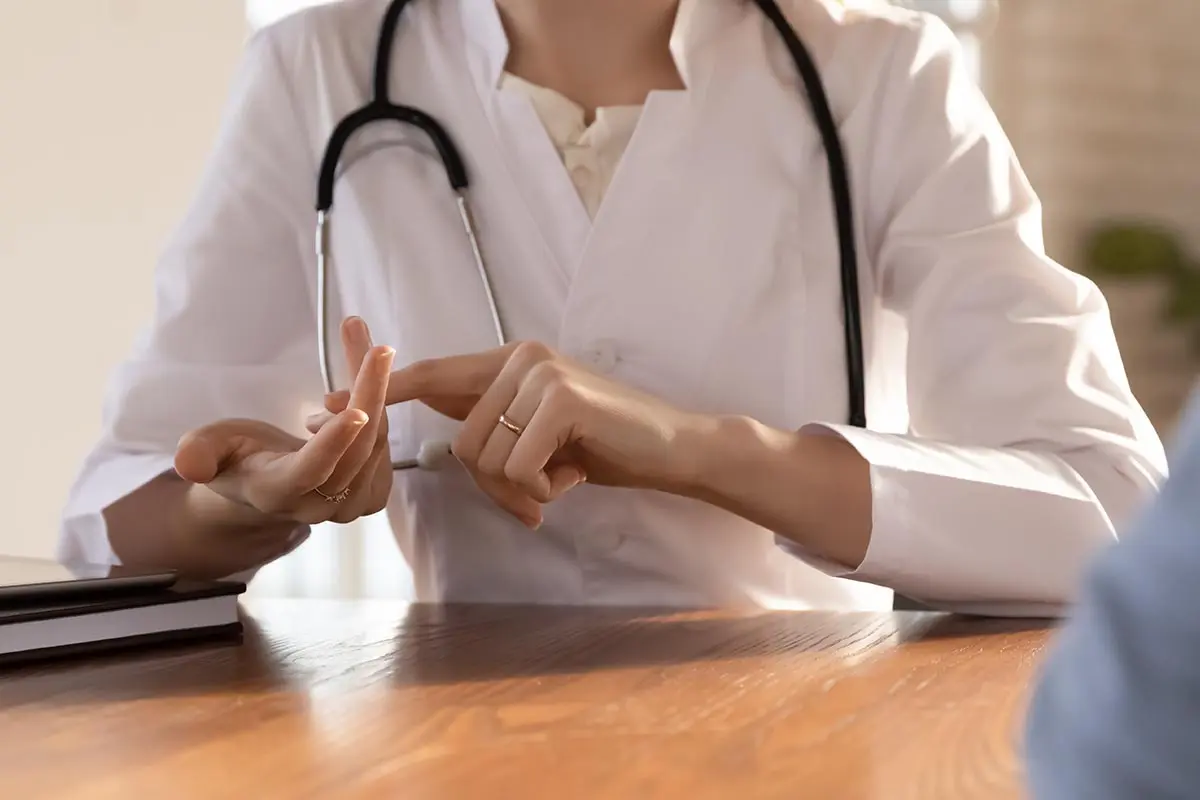 A Breakdown of 12 Step and Non-12 Step Programs doctor explaining non-12 step programs