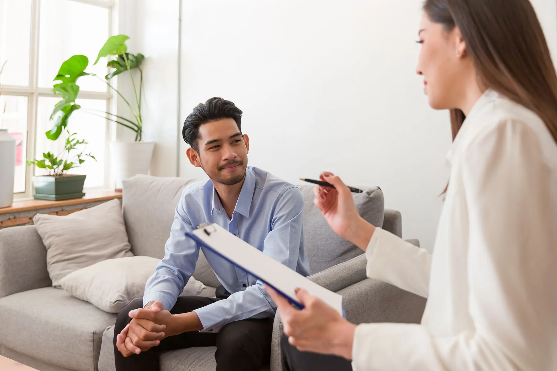 Finding Residential Treatment for Borderline Personality Disorder a therapist talks to a patient about residential treatment for borderline personality disorder