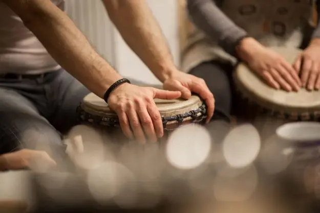 3 Ways a Music Therapy Program Can Help Mental Health people participating in a music therapy program