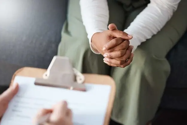 How-is-Depression-Diagnosed- a woman meets with a professional for a depression diagnosis