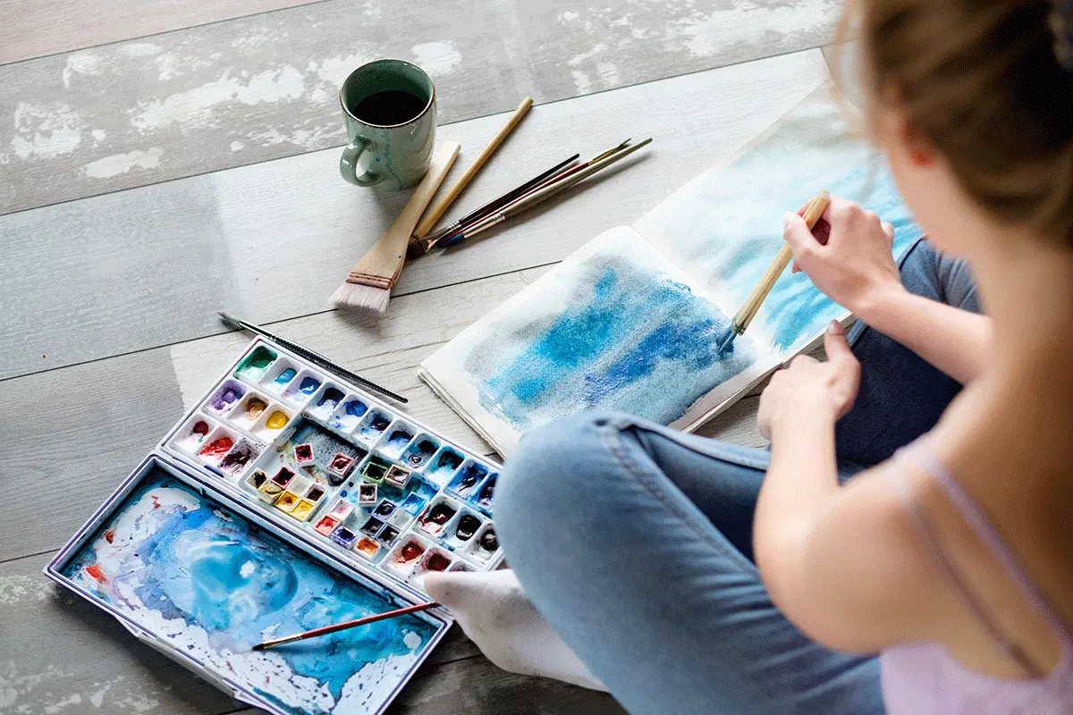 6-Art-Therapy-Activities a woman does watercolors in her art therapy program
