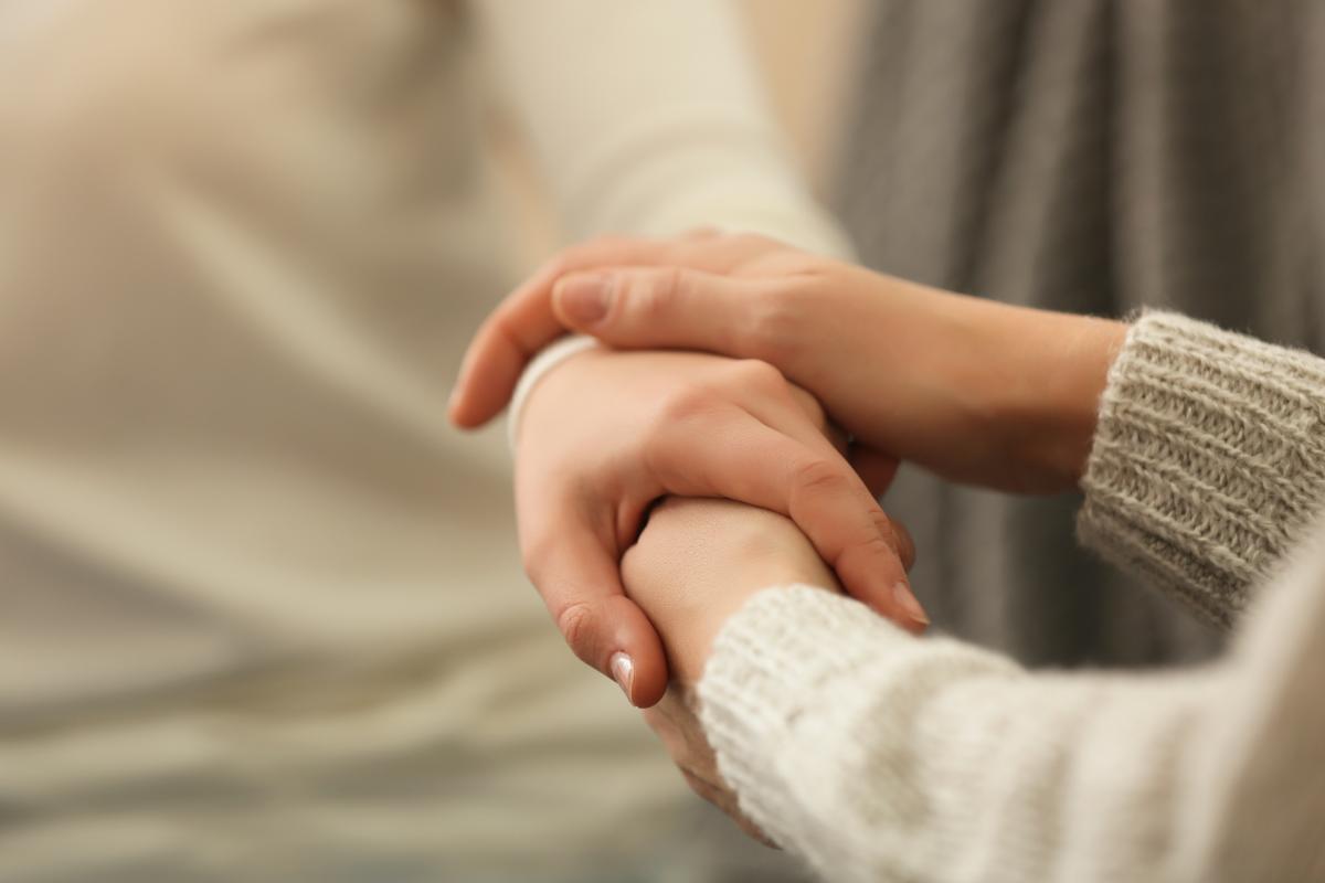 two people hold hands to show inpatient treatment for anxiety disorders