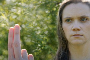 a therapist holds two fingers up during emdr therapy program