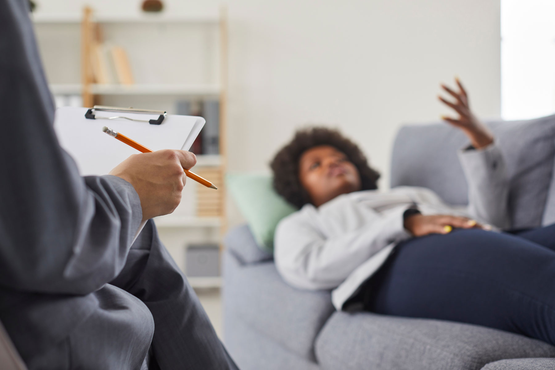 someone lays on a couch and talks to a therapist about what is moral reconation therapy