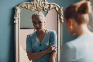 a person looks in a mirror to represent narcissistic personality disorder treatment