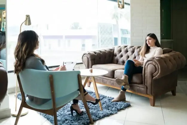 woman in a calm therapy session discussing ways to manage hearing voices without medication